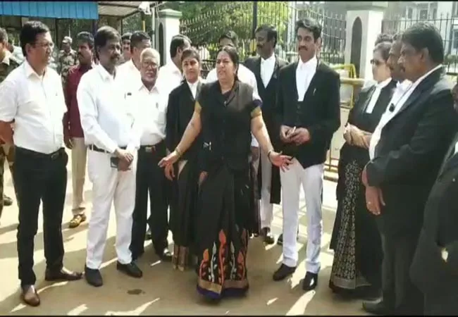delhi lawyers and police fights madurai high court branch lawyers strike 